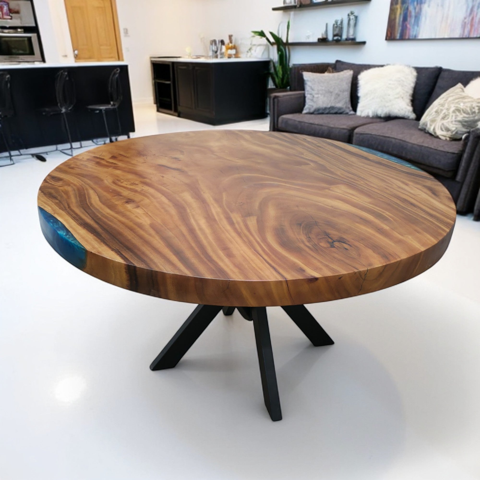 Tavolo da pranzo 136 cm rotondo in noce indiano con bordo naturale in resina blu