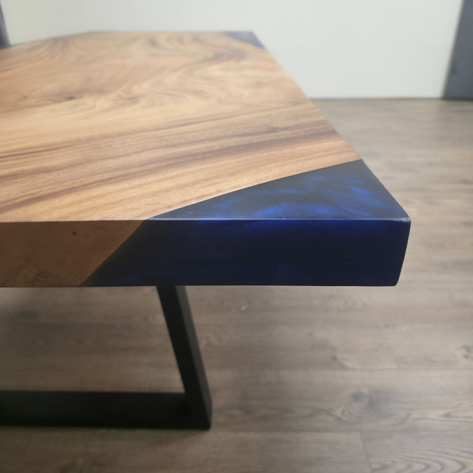 Tavolo da pranzo in noce indiano, con bordo naturale, 239 cm x 91 cm