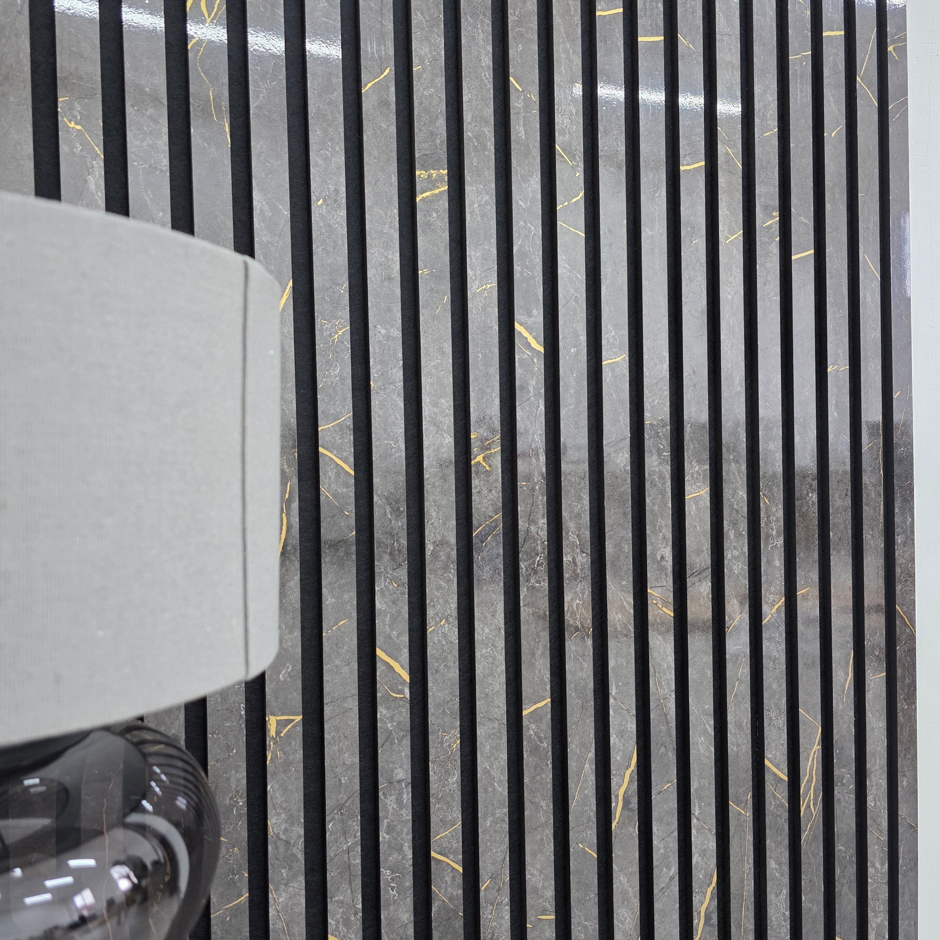 Pannello murale fonoassorbente a doghe effetto marmo nero e oro 240 cm x 60 cm