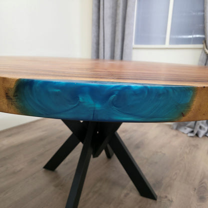 Tavolo da pranzo 136 cm rotondo in noce indiano con bordo naturale in resina blu