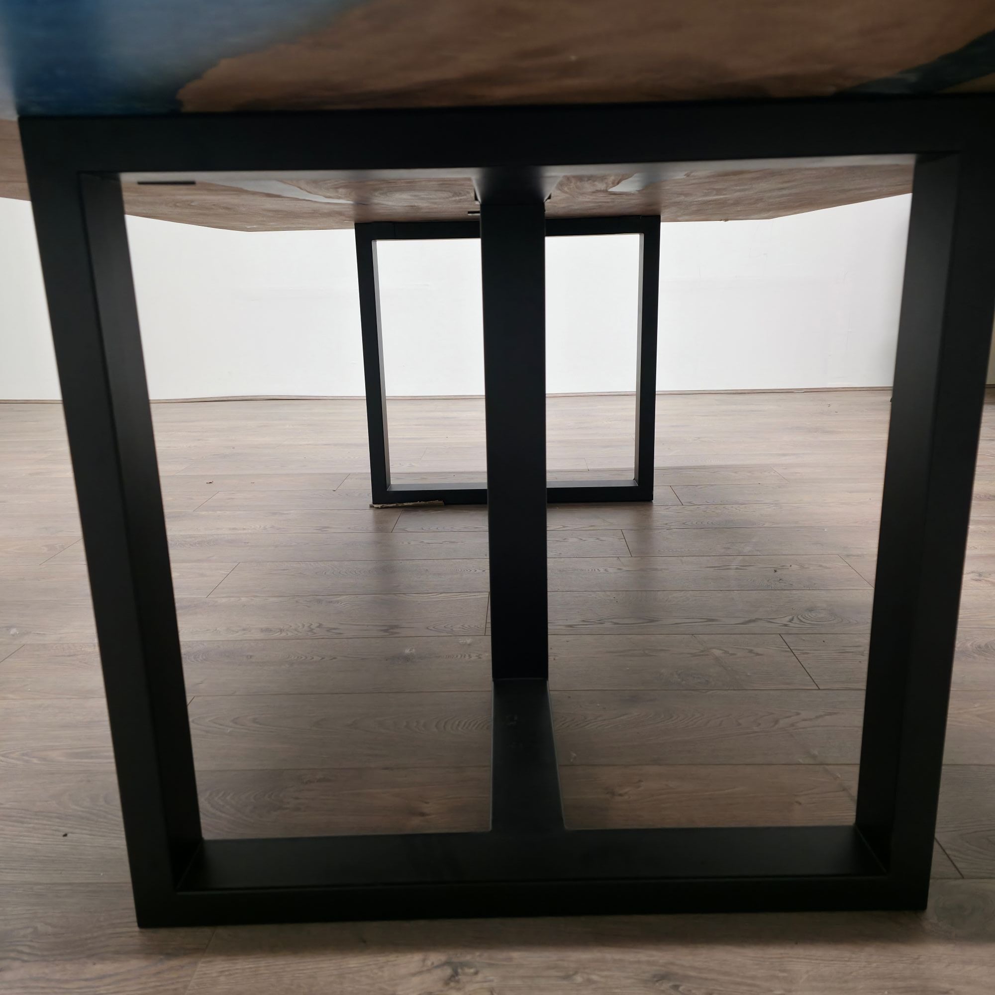 Tavolo da pranzo 210cm x 145cm in noce indiano orientale con bordo vivo in resina blu