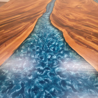 Tavolo da pranzo 210cm x 145cm in noce indiano orientale con bordo vivo in resina blu