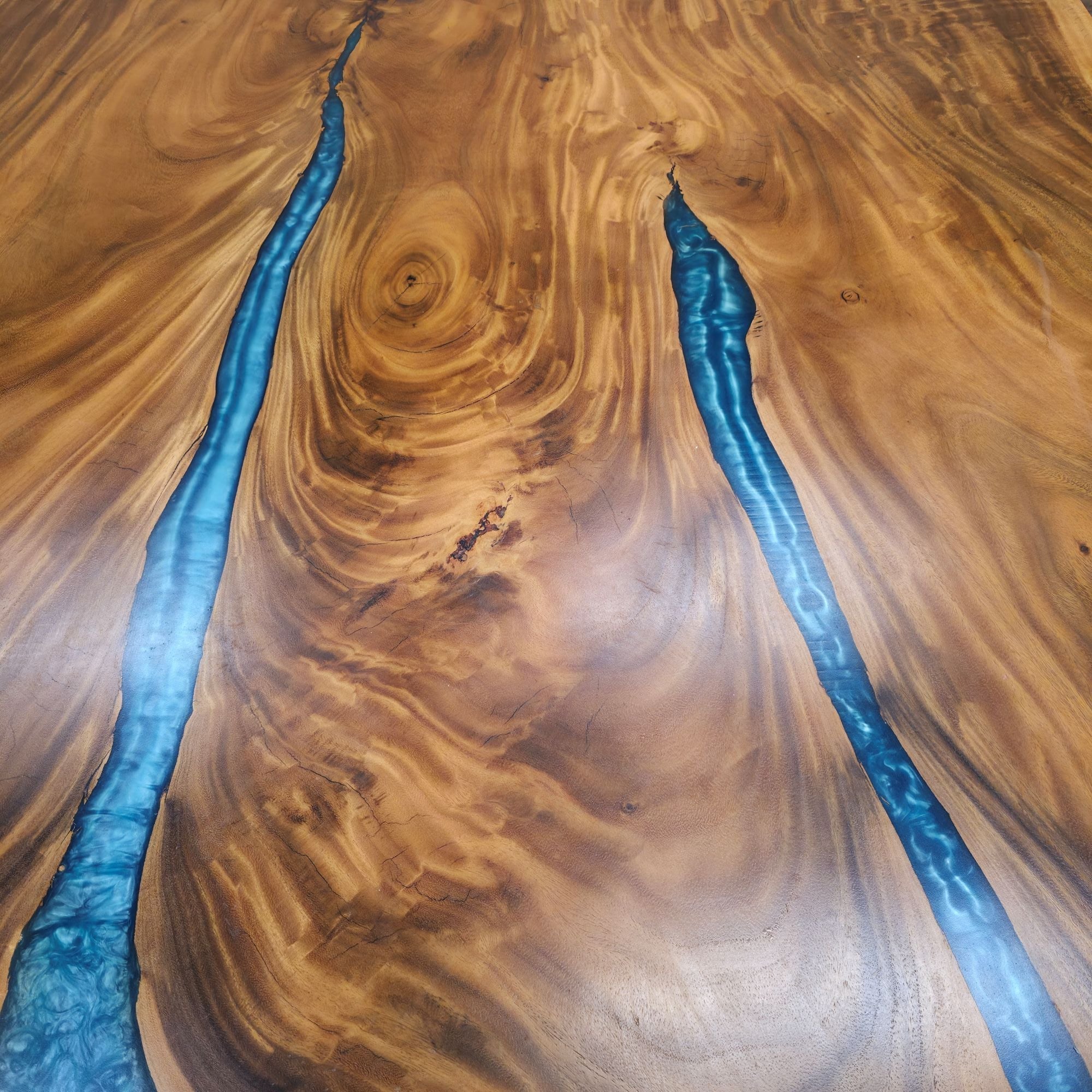 Tavolo da pranzo 210cm x 145cm in noce indiano orientale con bordo vivo in resina blu